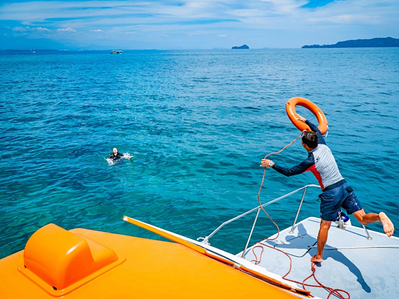 PADI Rescue Diver Course - Throwing Method Lifering