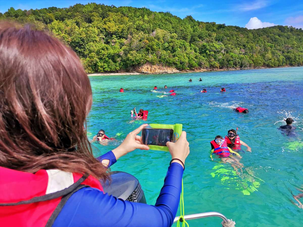 Fun Boat Snorkeling & Island Visit